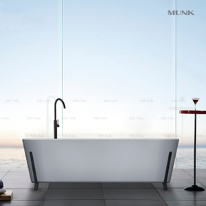 Einzigartige quadratische freistehende Badewanne mit Eisenregal